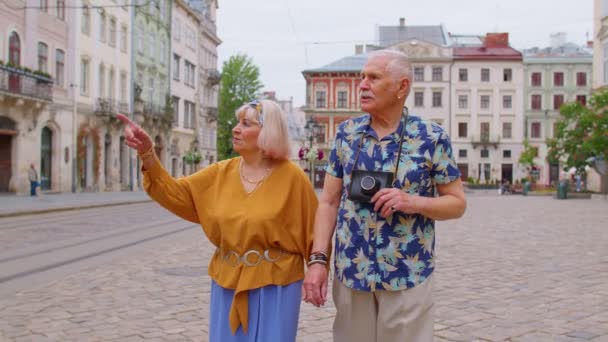 Senior gamla eleganta turister man, kvinna, mormor, morfar familj som har en promenad i sommarstaden — Stockvideo