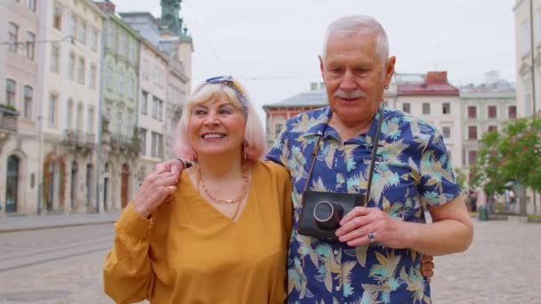 Äldre gamla par mormor morfar turister reser på stadens gata, livet efter pensioneringen — Stockvideo