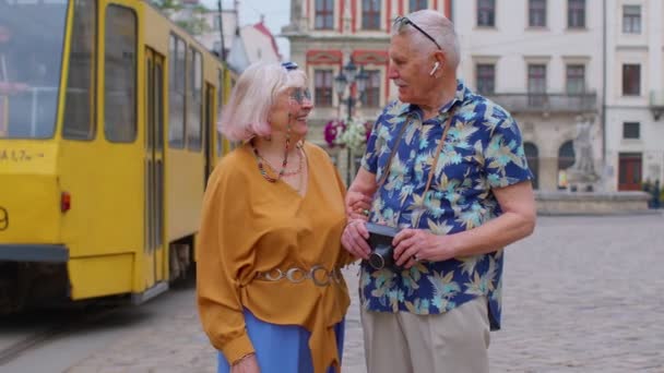 Старшая пара бабушка дедушка туристы разговаривают на улице города, каникулы путешествия — стоковое видео