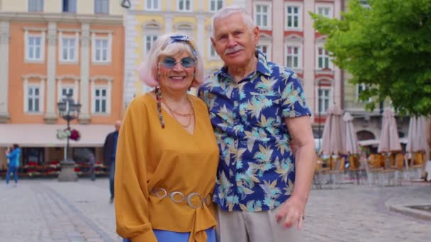 Elderly stylish couple tourists man woman looking approvingly at camera showing ok gesture like sign — Stock Video