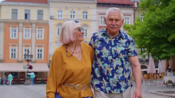 Idős öreg stílusos turisták férfi, nő, nagymama, nagypapa család miután egy séta a nyári város — Stock videók