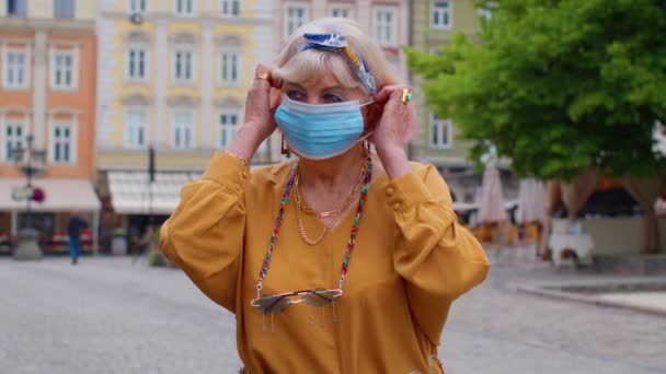 Pandemia de coronavírus, retrato da avó turista elegante sênior vestindo máscara protetora — Vídeo de Stock