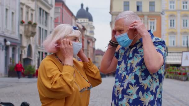 Casal de idosos turistas avó e avô vestindo máscara coronavírus de proteção médica — Vídeo de Stock