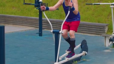 Büyükbaba. 80 yaşında. Orbitrek 'te spor antrenmanı yapıyor.