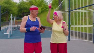 Büyükbaba koçu, büyükanneme halter sporu kardiyo egzersizleri öğretiyor.