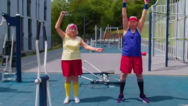 Sênior mulher fazendo treinamento ativo alongamento músculos cardio fitness exercício no playground — Vídeo de Stock