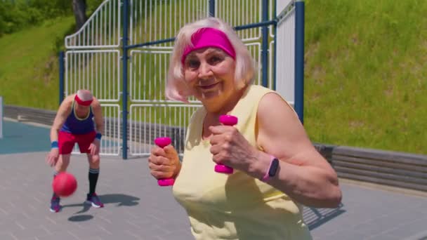 Femme âgée grand-mère faire du sport entraînement boxe fitness aérobic cardio exercice avec haltères — Video