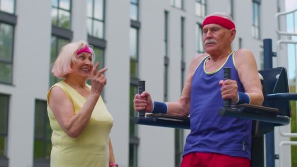 Abuelo hombre mayor haciendo ejercicios abs entrenamiento en el patio de recreo, concepto de motivación deportiva — Vídeo de stock