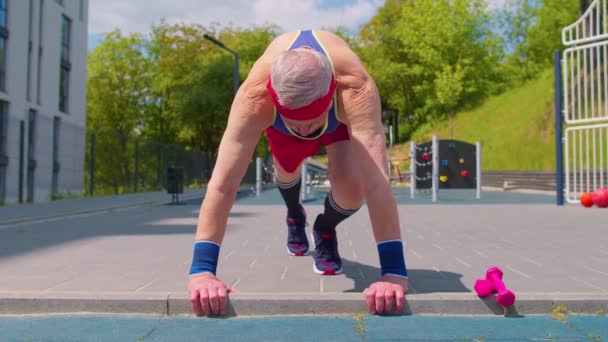 Homme âgé grand-père 80 ans faire du sport cardio entraînement push-ups exercice sur aire de jeux — Video