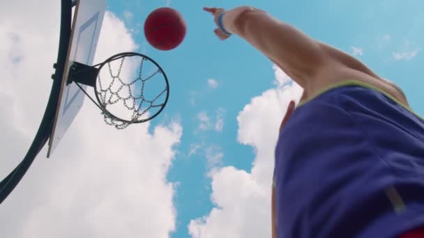 Pohled nahoru na soustředěného staršího hráče, který hraje basketbal, úspěšně zasahuje do koše — Stock video