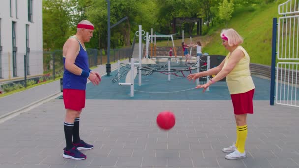 Senior basket équipe couple homme femme jouer jeu avec ballon, passer à l'autre au stade court — Video