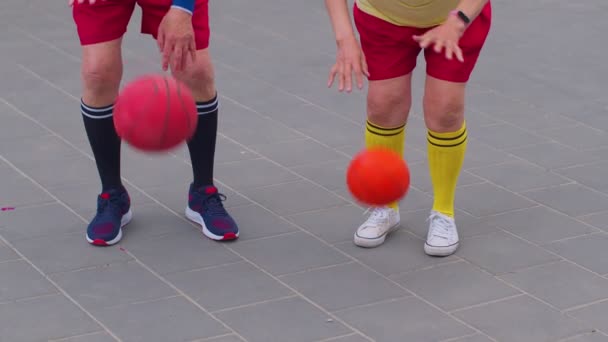 Старшая баскетбольная пара мужчина женщина играет в мяч, практикует дриблинг на стадионе — стоковое видео