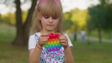 Çocuk çocuk stres giderici sıkarak oynuyor. Patlat ekrandaki oyuncaklara dokun. Parkta basit gamze oyunu.