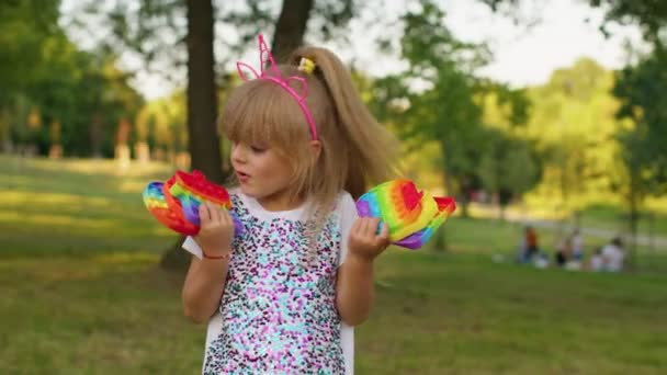 Femeie copil fata arată pop împinge-l bule fidget stres anxietate relief stoarce jucării senzoriale joc — Videoclip de stoc