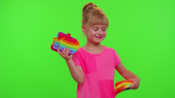 Bambino sorridente ragazza bambino tenendo premendo anti-stress pop it giocattoli touch screen semplice gioco fossetta — Video Stock