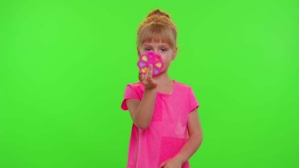 Girl playing spinning with pop it sensory anti-stress toy in park, stress anxiety relief, chroma key — Stock Video