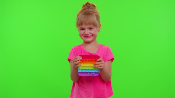 Barn unge leka med pop det sensoriska leksak, flicka pressar på squishy silikon touch screen bubblor — Stockvideo