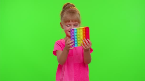 Kind Mädchen spielt queckige Silikonblasen sensorisches Spielzeug einfache Grübchen Pop-it-Spiel, Chroma-Schlüssel — Stockvideo