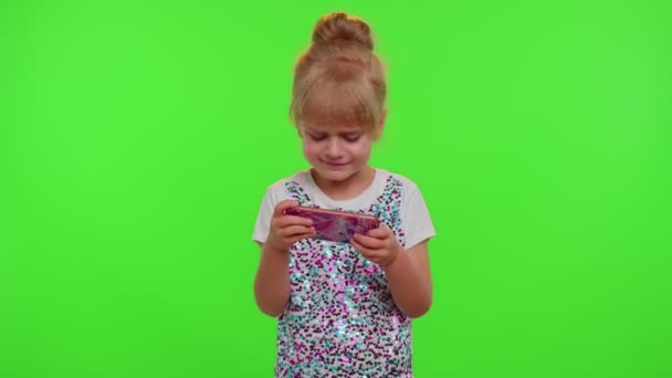 Kind Mädchen Kind verliert auf Handy-Spiel, verwenden quecksilbrigen Silikon Anti-Stress-Pop-it-Spielzeug, um sich zu beruhigen — Stockvideo