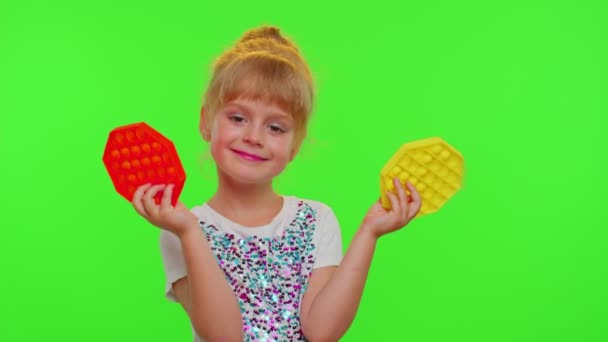 Flicka gömmer sig bakom två pop det sensoriska anti-stress leksaker, squishy bubblor trendigt spel, anti-stress — Stockvideo