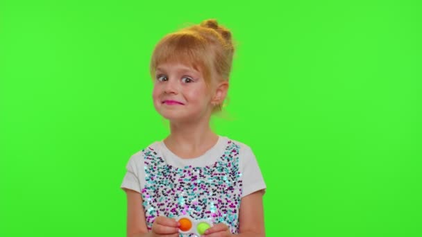 Menina elegante criança jogando colorido squishy silicone bolhas sensorial brinquedo simples covinha pop-lo jogo — Vídeo de Stock
