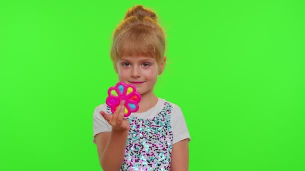 Gyermek lány játszik, forgó push pop it buborék fidget játék, stressz szorongás enyhítésére, kéz spinner játék — Stock videók