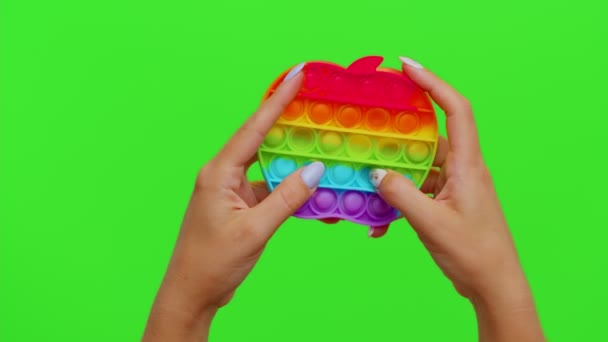 Dziewczyna ręce bawiące się z pop to zmysłowy anty-stres pęcherzyki squish zabawka gra izolowana na klawisz chroma — Wideo stockowe