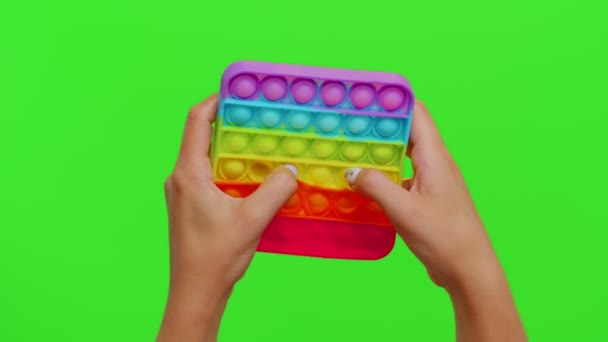 Mãos femininas com empurrar pop-lo bolha inquieto estresse ansiedade alívio espremer brinquedo sensorial na tecla chroma — Vídeo de Stock