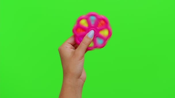 Mãos de menina brincando com pop it spinner brinquedo sensorial isolado na tecla chroma, alívio da ansiedade estresse — Vídeo de Stock