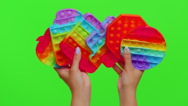 Kobiety ręce z push pop to bubble fidget stres stres ulga ścisnąć zmysłowe zabawki na klawisz chroma — Wideo stockowe