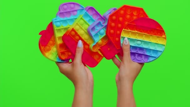 Lány kezét mutatja sok pop ez érzékszervi anti-stressz buborékok squish játékok játék elszigetelt chroma kulcs — Stock videók