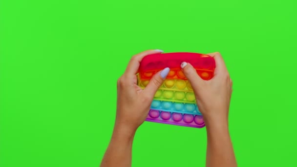 Detailní záběr dívky ruce hrát mačkání anti-stresové hračky jednoduchá hra dolíčky izolované na chroma klíč — Stock video