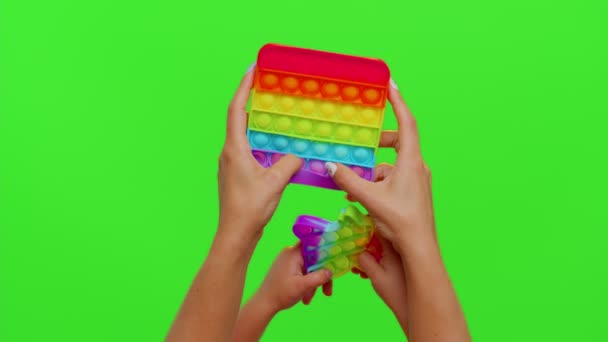 Hände von Frau und Kind spielen trendige Push-Pop-it-Blase Fidget Anti-Stress-Spielzeug Spiel auf Chroma-Schlüssel — Stockvideo