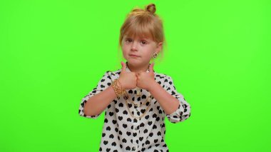 Çocuk kız parmaklarını kaldırır olumlu cevap verir ya da olumlu cevap verir reklamlar iyi şeyleri sever