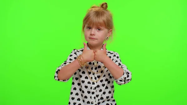 Criança menina levanta polegares concorda ou dá resposta positiva recomenda propaganda gosta de bom — Fotografia de Stock