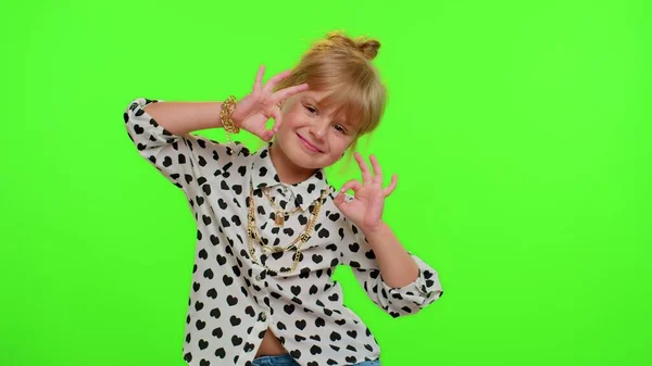 Kind meisje kijken goedkeurend op camera tonen ok gebaar, als teken positief iets goeds — Stockfoto
