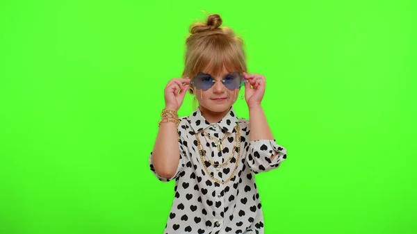 Retrato de divertida niña rubia juguetona en camisa blanca negra con gafas de sol, sonrisa encantadora — Foto de Stock