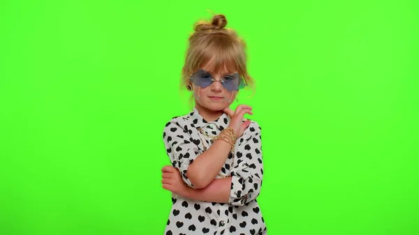 Retrato de divertida niña rubia juguetona en camisa blanca negra con gafas de sol, sonrisa encantadora —  Fotos de Stock