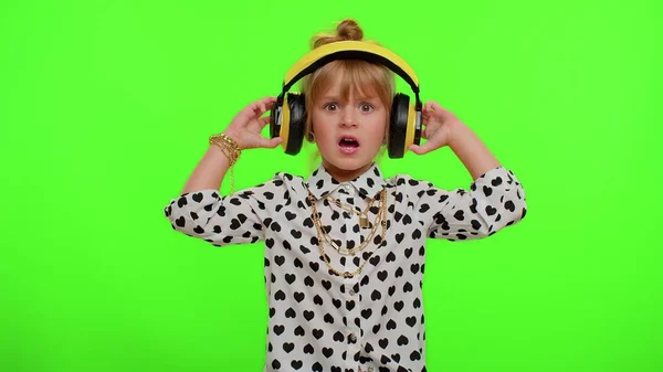 Vrolijk schattig blond kind kind luisteren muziek via hoofdtelefoon dansen disco fooling hebben leuk feestje — Stockfoto