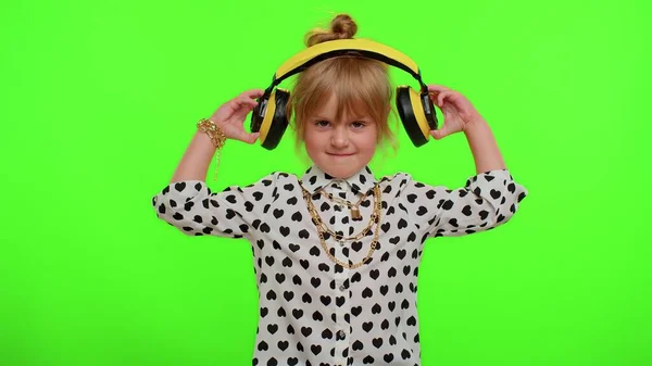 Aantrekkelijk blond kind luisteren muziek via hoofdtelefoon dansen disco gek hebben plezier partij — Stockfoto