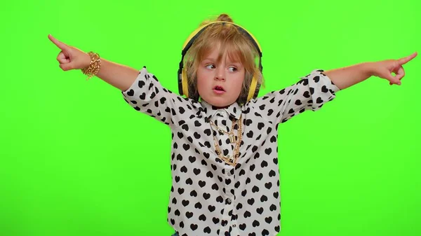 Vtipné hravé blondýny dítě poslech hudby přes sluchátka tanec disco bláznivé baví party — Stock fotografie