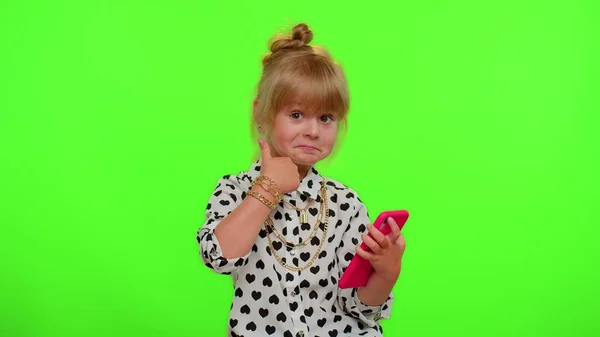 Kind meisje op zoek smartphone display oprecht verheugen winnen, bericht met goed nieuws, succes — Stockfoto