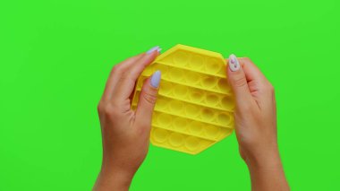 Kız elleri sıkma baskısı renkli anti-stres dokunmatik ekran itme oyuncak oyunu kroma tuşuna basın