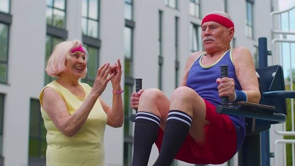 Senior homme grand-père faire de l'entraînement abs séance d'entraînement sur l'aire de jeux, concept de motivation sportive — Photo