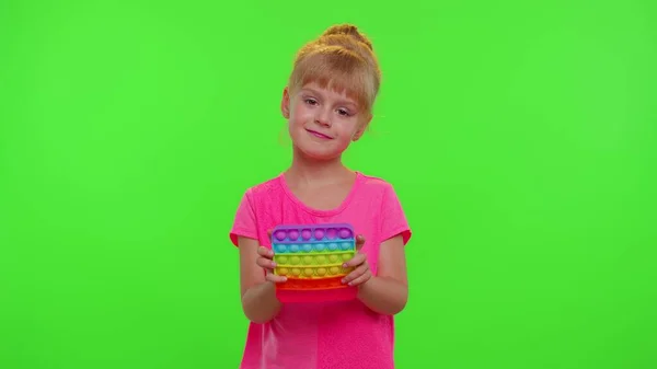 Menina criança jogando empurrar pop-lo bolha estresse ansiedade alívio apertar brinquedos do jogo sensorial, chave chroma — Fotografia de Stock