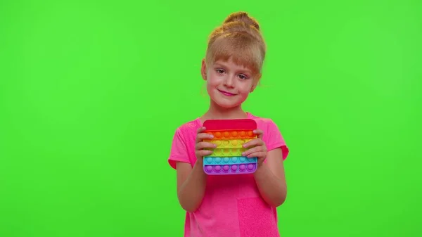 Enfant fille jouer squishy bulles de silicone jouet sensoriel simple fossette pop it jeu, clé chromatique — Photo