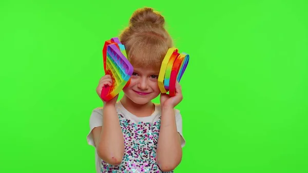 Dziecko dziewczynka dziecko gospodarstwa wiele kolorowe gąbczaste silikonowe pęcherzyki zmysłowe zabawka, dziecko gra pop to gry — Zdjęcie stockowe