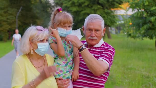 Quarentena Coronavirus acabou, avós da família sênior com neto tirando máscaras médicas — Vídeo de Stock