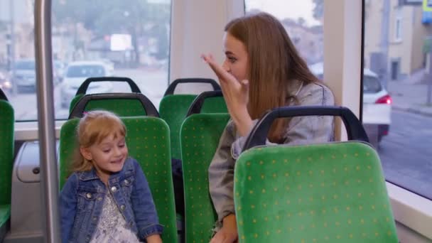 Madre enojada estresada regañando gritando a niña rebelde niño en el transporte público en autobús — Vídeo de stock