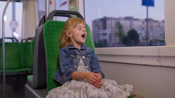 Müdes, gelangweiltes kleines Mädchen sitzt nach anstrengendem Studientag allein im Bus und schläft ein — Stockvideo